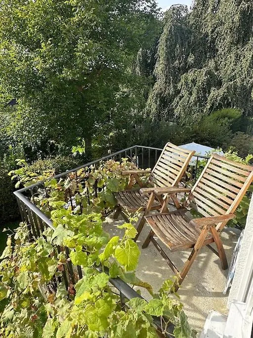Επικοινωνία με το Quiet Modern End-Unit House